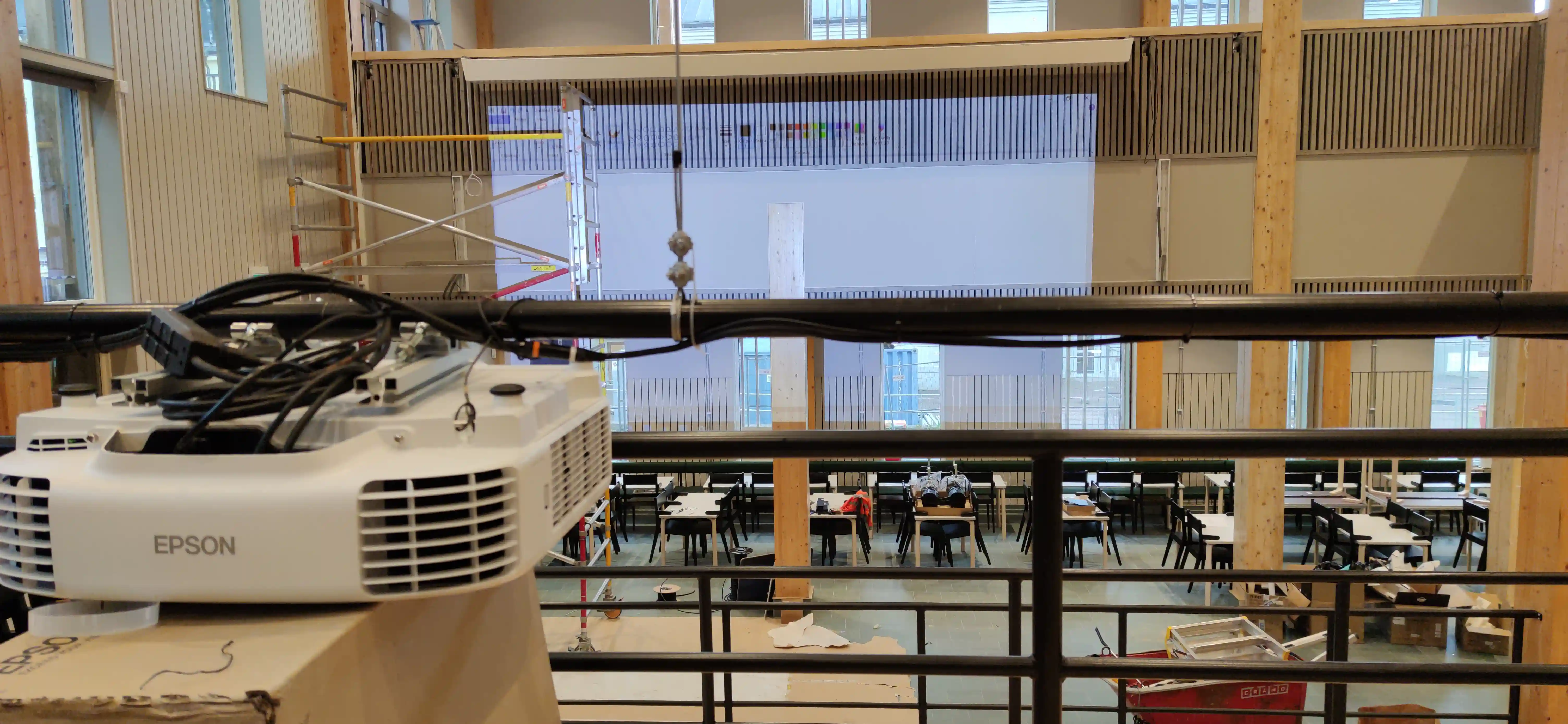 Test av projektor på stor duk i Minnebergsskolans aula